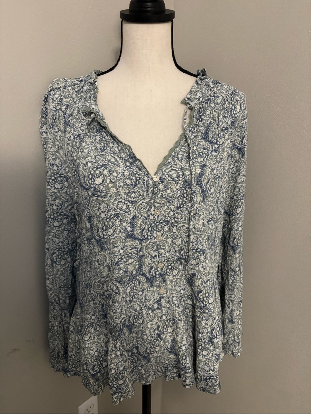 FRYE AND CO. Blue/Green/White Paisley Button-Up Ruffle Blouse